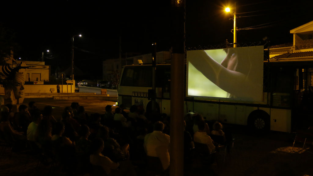 Trois rêves de jeunesse en projection plein air à Alfarim avec la boite carrée